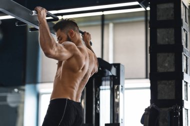 Kas sporcusu spor salonunda yatay çizgide duruyor.