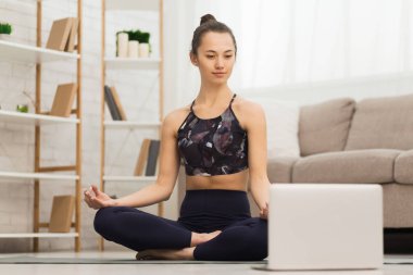 Spor başvurusu. Milenyum kadını evde yoga yapıyor.