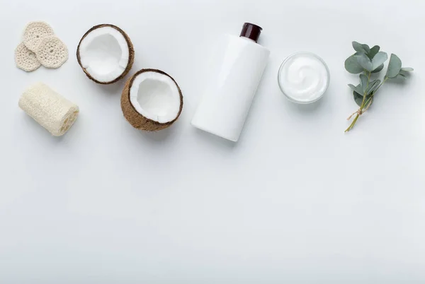Champú casero natural hecho de aceite de coco, crema hidratante facial — Foto de Stock