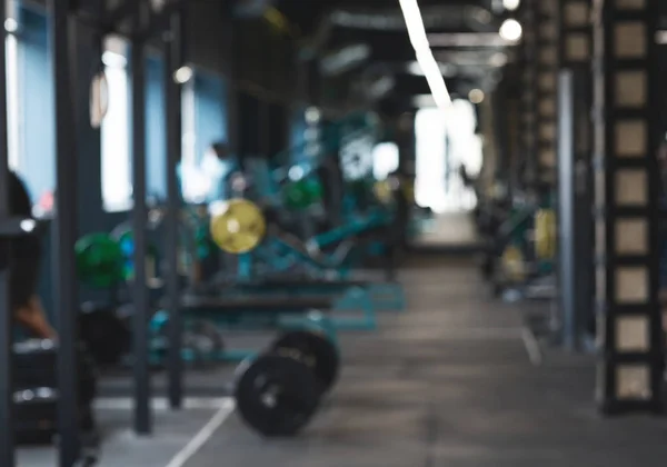 Interior del gimnasio con máquinas y equipos de entrenamiento —  Fotos de Stock