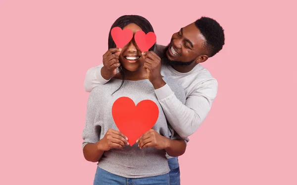 アフロカップルの愛ありますポーズとともにバレンタイン以上ピンクの背景 — ストック写真