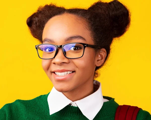 Close-up of beautiful afro girl looking at camera — Stock Photo, Image