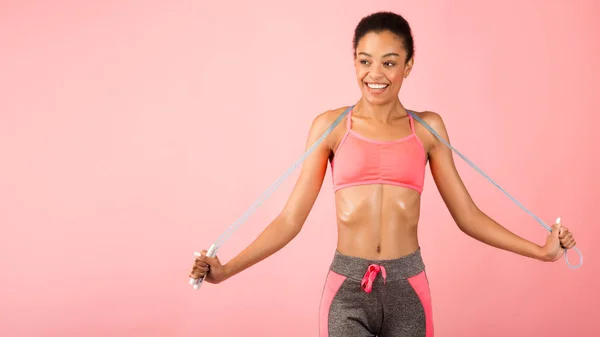 Glada Lady håller Jump Rope leende Posing In Studio, Panorama — Stockfoto