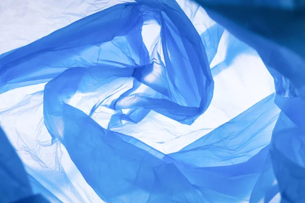 Modello di sacchetto blu spazzatura su sfondo bianco — Foto Stock
