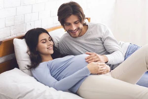 Amante marido tiernamente tocando el vientre de su esposa embarazada —  Fotos de Stock