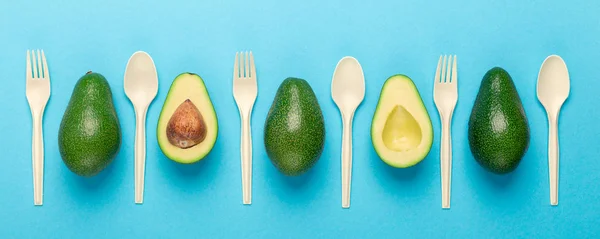 Eco wegwerp servies met avocado zaden op blauw — Stockfoto
