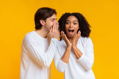 Genç adam şok olmuş siyah kız arkadaşıyla sırrını paylaşıyor.