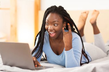 Evdeki Boynuzların İşaretini Videoya Çeken Kadın