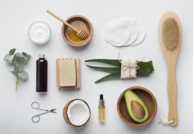 Beyaz üzerine el yapımı sağlıklı kozmetik seti.