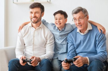 Neşeli Baba, Büyükbaba ve Çocuk Evde Oturan Video Oyunları Oynuyor