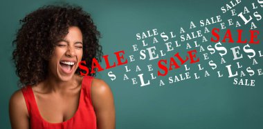 Aşırı neşeli afro kadın yeşil arka planda indirim diye bağırıyor.