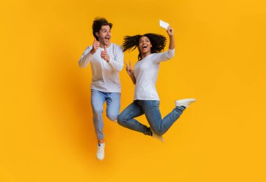 Mutlu ırklar arası çift atlarken selfie çekiyor, birlikte eğleniyorlar.