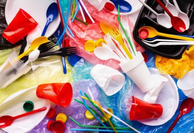 Beyaz arkaplanda kullanılmış plastik atıkların resmi