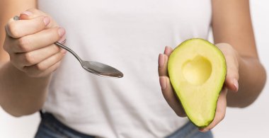 Beyaz Arkaplanda Avokado ve Kaşık Tutan Tanımlanamayan Kız, Panorama