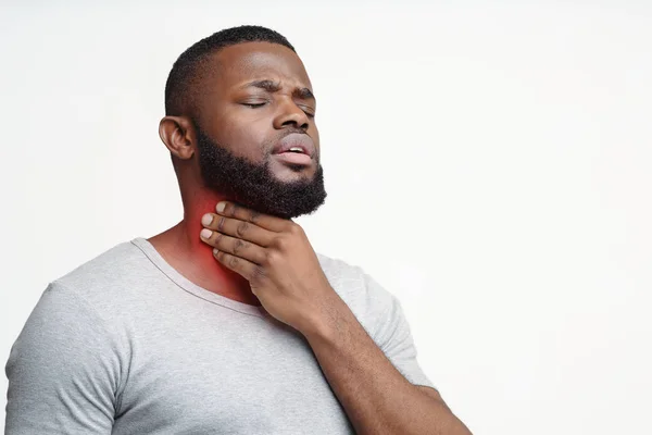 Triste hombre afro que sufre de dolor de garganta — Foto de Stock