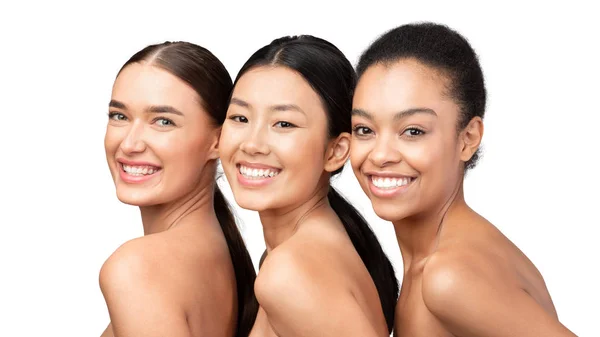 Retrato de tres niñas sonriendo en la cámara posando, fondo blanco — Foto de Stock