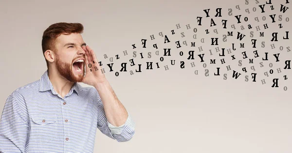 Emotionele roodharige man schreeuwend over lichte achtergrond — Stockfoto