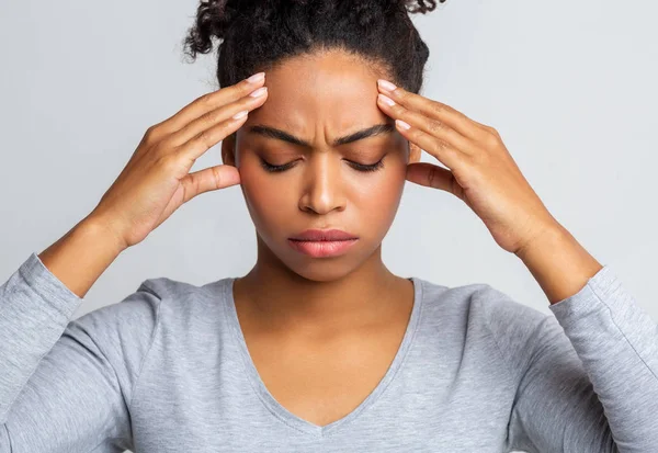 Mulher negra triste com dor de cabeça, tocando seus templos — Fotografia de Stock