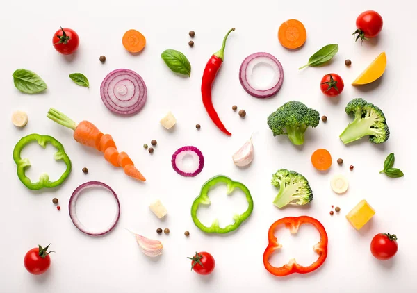 Composición sana y plana de verduras en rodajas — Foto de Stock