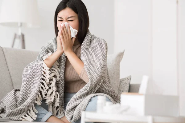 Zu Hause krank. Mädchen pustet laufende Nase in Serviette — Stockfoto