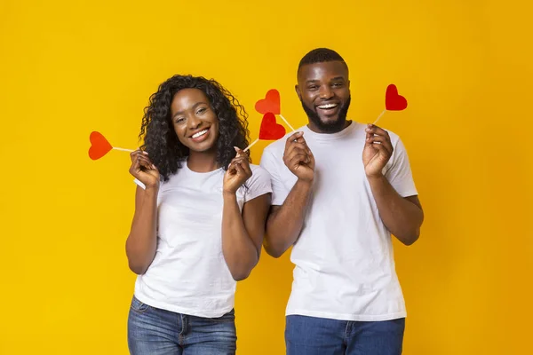 Brincalhão casal negro no amor celebrando dia dos namorados — Fotografia de Stock