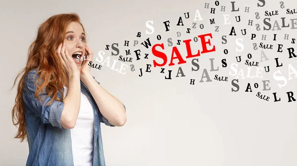 Продажа слов в разных стилях летающих рта кричащей девушки — стоковое фото
