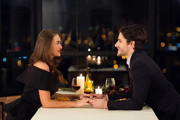 Belo jovem casal jantando no restaurante de luxo — Fotografia de Stock
