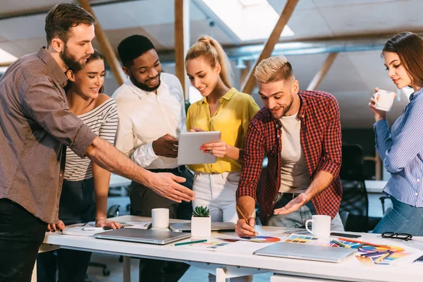 Junge Designer diskutieren neues Farbschema für Projekt — Stockfoto