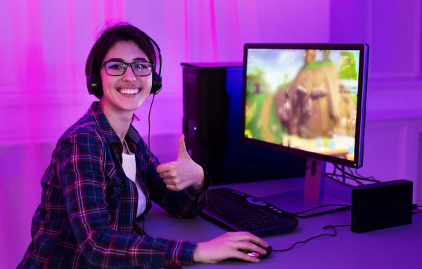 Adicta jugador femenino mostrando el pulgar hacia arriba, jugando — Foto de Stock