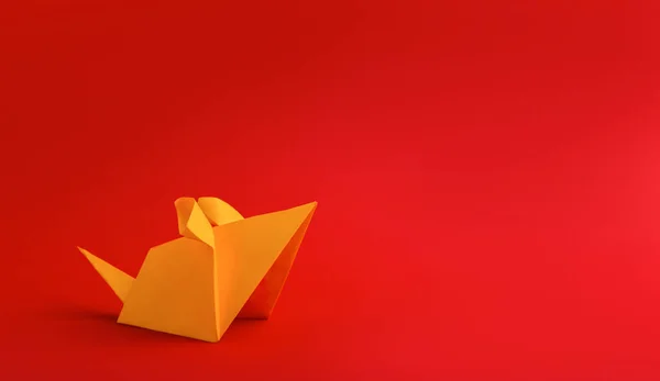 Chiński nowy rok 2020 szczur zodiaku origami papier żółty na czerwono — Zdjęcie stockowe