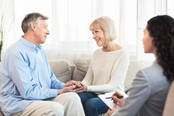 Glückliches reifes Paar Händchen haltend nach erfolgreicher Therapie — Stockfoto