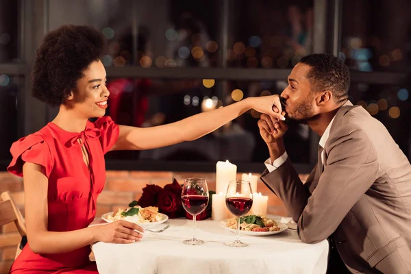 Man Kissing Womans Χέρι Τραπεζαρία Στο Εστιατόριο Γιορτάζοντας Ημέρα του Αγίου Βαλεντίνου — Φωτογραφία Αρχείου