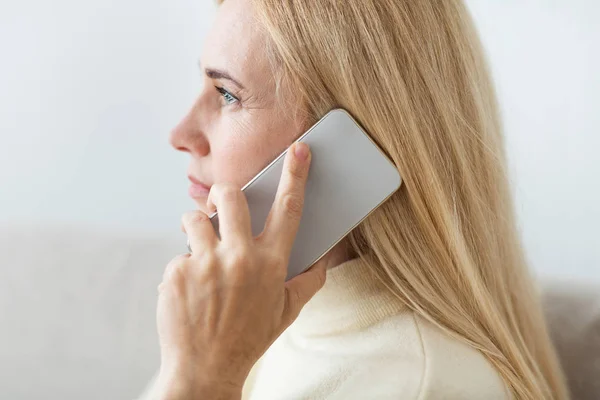 Frau telefoniert mit Familie, Seitenansicht — Stockfoto