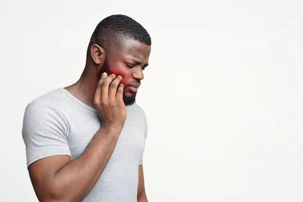 Ragazzo sconvolto che soffre di pulpite, sfondo bianco — Foto Stock