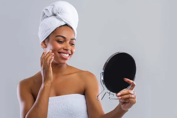 Satisfait dame vérifier son visage dans le miroir après la douche — Photo