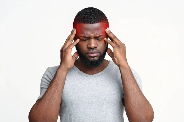 Černoch má migrénu, dotýká se spánků — Stock fotografie