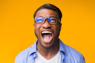 Duygusal Afrikalı Amerikalı Bağıran Adam Turuncu Arkaplanda Duruyor