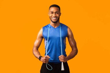 Stüdyoda ip atlayan Afro sporcu