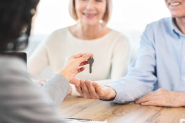 Mutlu olgun çift yeni evlerinin anahtarını alıyor.