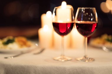 Restoranda masada duran iki kadeh kırmızı şarap.