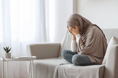 Üzgün Arap kız tesettürde ağlıyordu.