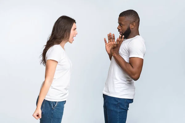 Jovem irritada culpando seu marido negro, gritando emocionalmente — Fotografia de Stock