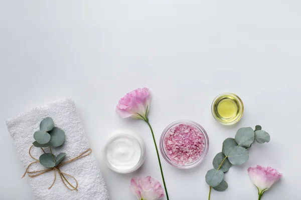 Cosmetici fatti in casa estratto di rosa per spa e bagno su bianco — Foto Stock