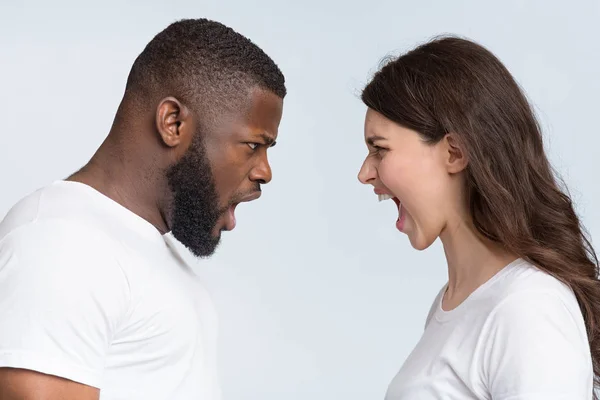 Fajok közötti pár vitatkozik, kiabálnak egymással, kapcsolati krízisben vannak. — Stock Fotó