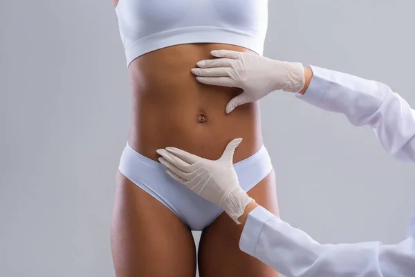 Chirurg plastyczny konsultant kobieta przed zabiegiem kosmetycznym — Zdjęcie stockowe