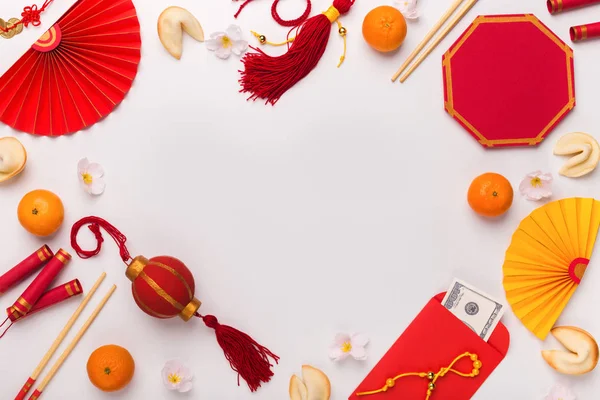 Китайские новогодние украшения, создающие рамки на белом — стоковое фото