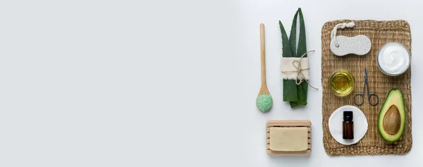 Natuurlijke zeep, eco-producten voor spa ontspannen geïsoleerd op wit — Stockfoto