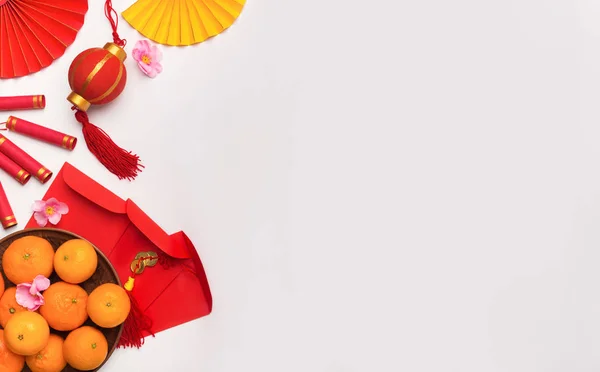 Счастливый китайский новый год с красным конвертом и красным конвертом означает удачу — стоковое фото
