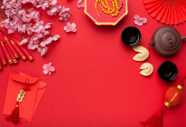 Китайская новогодняя квартира на красном фоне с разнообразными праздничными украшениями — стоковое фото