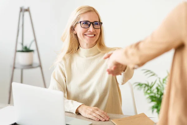 Confident woman job seeker applicant handshaking hr — 스톡 사진
